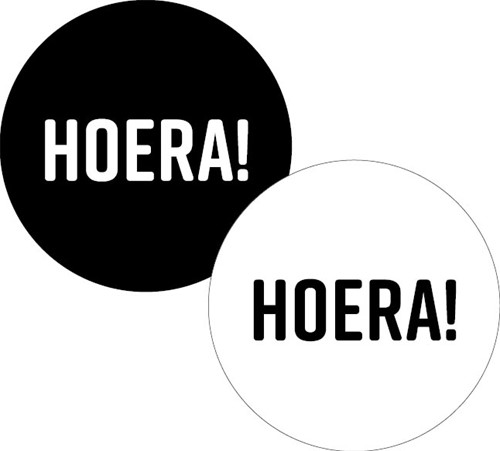 KP etiket "Hoera!", diameter 40 mm, 2 varianten, rol van 250 stuks